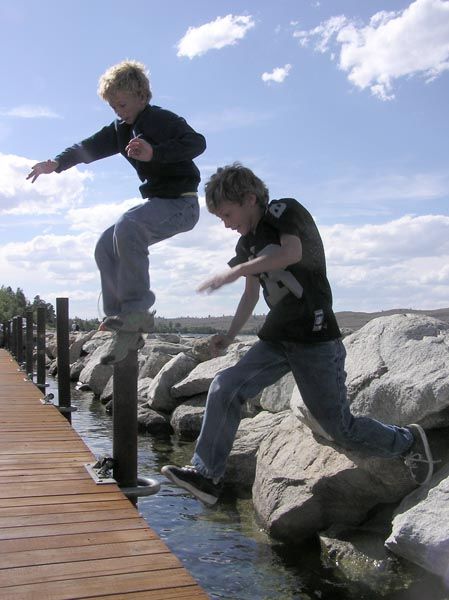 Jumping to the dock. Photo by Dawn Ballou, Pinedale Online.