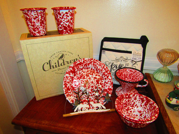 Childrens Dinner Set. Photo by Dawn Ballou, Pinedale Online.