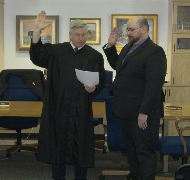 Swearing-In. Photo by Dawn Ballou, Pinedale Online.