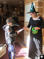 Getting candy reward. Photo by Dawn Ballou, Pinedale Online.