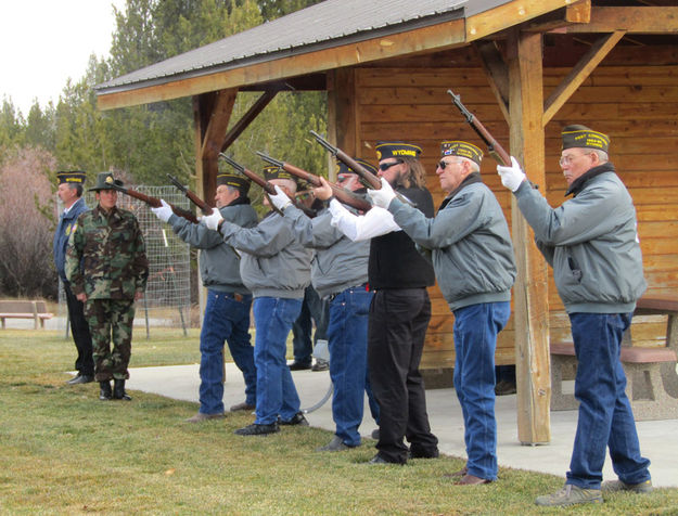 21 Rifle Salute. Photo by Dawn Ballou, Pinedale Online.