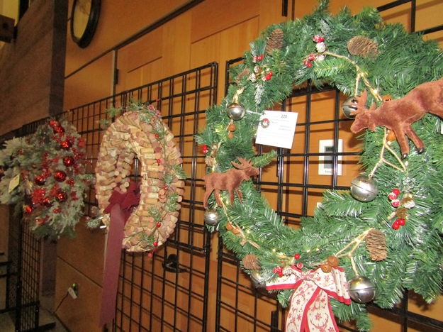 Live wreath auction. Photo by Pinedale Online.