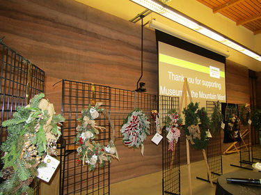 Wreath Auction. Photo by Pinedale Online!