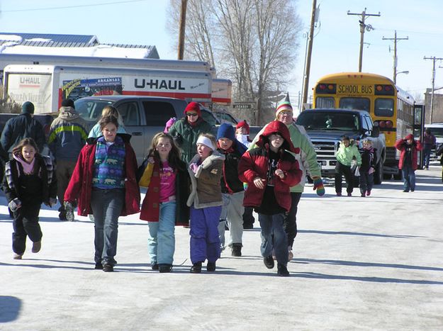 School kids come watch race. Photo by Dawn Ballou, Pinedale Online.