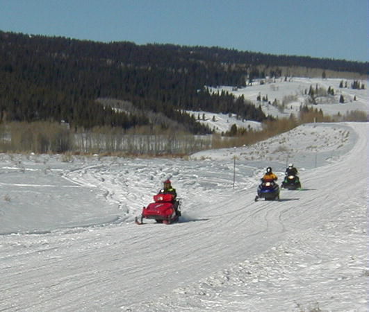 Snowmobiling the CDT. Photo by Pinedale Online.