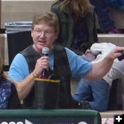 Announcer David Smith. Photo by Dawn Ballou, Pinedale Online.