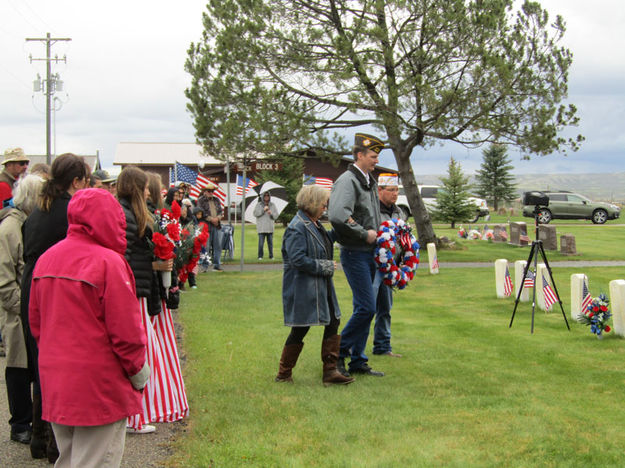 Laying wreath. Photo by Dawn Ballou, Pinedale Online.
