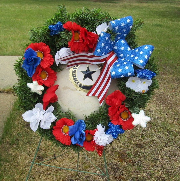 Memorial Wreath. Photo by Dawn Ballou, Pinedale Online.