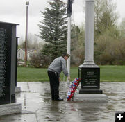 Laying the memorial wreath. Photo by Dawn Ballou, Pinedale Online.