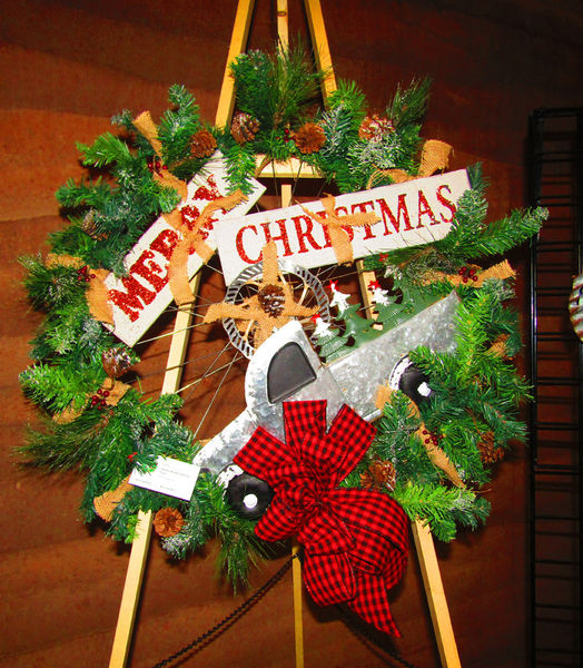 Spokes Wreath with Tin Truck. Photo by Dawn Ballou, Pinedale Online.