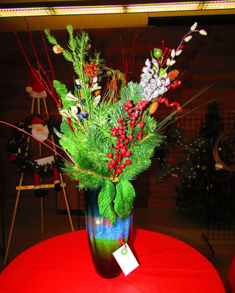 Holiday Centerpiece. Photo by Dawn Ballou, Pinedale Online.